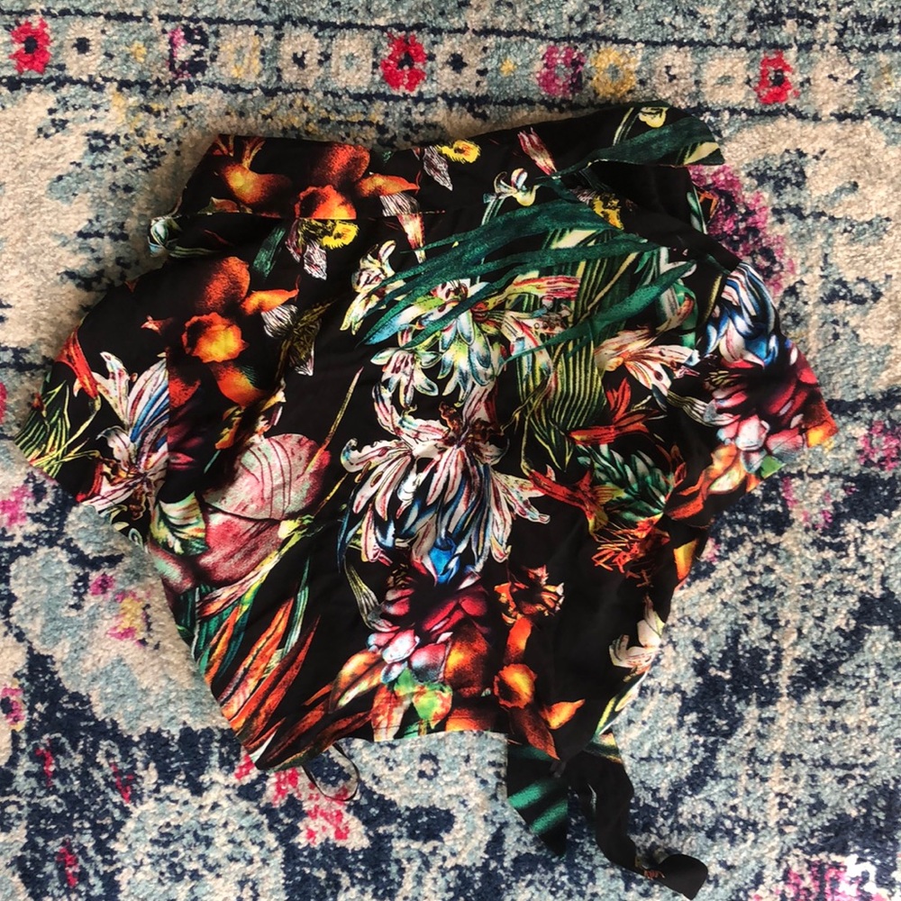 Eccentric Patterned Collared Crop Top - image 4